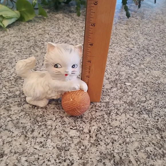 1950's MCM Playful White & Gray Kitten With Yarn Ceramic Figurine - Picture 5 of 8